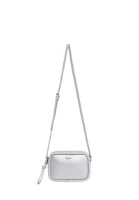 Srebrna crossbody torba s glatkim, metalnim finišom, pravokutnog oblika, podesivim remenom i zatvaranjem na zip. Sadrži logotip brenda na prednjoj strani.