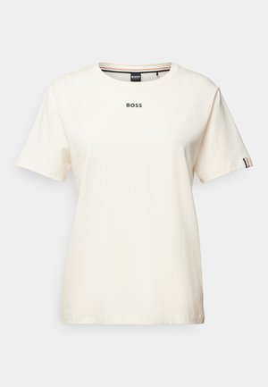 Krämfärgad bomullströja med rund halsringning, korta ärmar och en svart "BOSS"-logotyp i mitten. Accentuerad med ränder på ärmen.