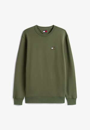Sudadera verde oliva hecha de una tela suave, con cuello redondo, puños de canalé y un pequeño parche con logo en el pecho.