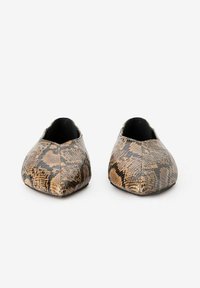 Ballerines à bout pointu fabriquées en matériau synthétique à motif serpent tan et noir, avec une texture lisse et sans matériel visible.