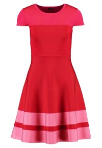 Röd klänning med korta ärmar, ruggad textur, åtsittande bodice, utsvängd kjol, med horisontella rosa ränder nära fållen.
