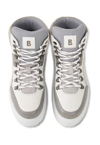 Białe i jasnoszare wysokie buty trekkingowe z siateczkowym kołnierzem, metalowymi oczkami i gumową podeszwą, z naszywką z logo na języku.