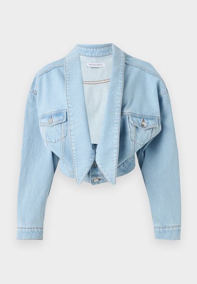 Veste en denim bleu clair courte avec grands revers, poches poitrine boutonnées et manches longues sur fond blanc.