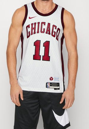 Mann trägt weißes Chicago Basketball-Trikot Nummer 11 mit schwarzem und rotem Rand sowie schwarze Shorts mit weißem Nike-Swoosh.