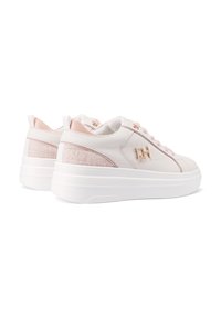 Sneakers bianchi con accenti rosa chiaro, lati texture e suole bianche spesse. Presentano un dettaglio del logo e un design con lacci.