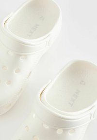 Next REGULAR FIT - Sandales de bain - white