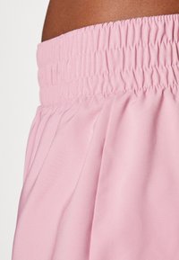 Nike Performance Šortky 2 v 1 - elemental pink/reflective silver