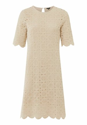 Vestito in pizzo di un beige neutro con scollatura rotonda e maniche corte. Presenta un orlo ondulato e un motivo circolare su tutta la superficie. Chiusura a chiave sul retro.