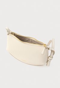 Λευκό δερμάτινο τσαντάκι με καμπυλωτό σχήμα, χρυστό φερμουάρ και ρυθμιζόμενο λουρί. Διαθέτει διακριτικό λογότυπο μπροστά και ομαλή υφή.