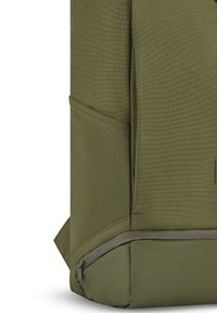 Zaino verde oliva realizzato in tessuto testurizzato, con un compartimento inferiore con cerniera e una tasca laterale, caratterizzato da un design strutturato e accessori lisci.