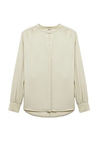 Blusa de manga larga color beige claro con placket frontal, cuello redondo y hombros fruncidos. Tejido suave con puños elásticos y dobladillo redondeado.