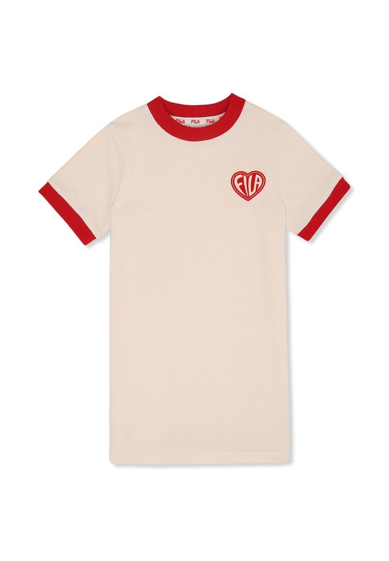 Camiseta beige con cuello y puños acanalados rojos. Presenta un logo en forma de corazón con "FILA" dentro. Material de algodón suave, mangas cortas.