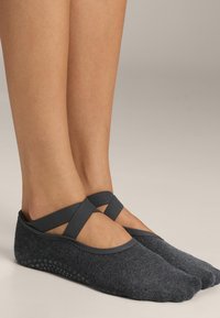 Grå balletstil sokker med krydsseler, blød tekstur, sømløs top og prikket skridsikker sål for godt greb. Designet til komfort og stabilitet.