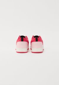 Zapatillas de cuero de color rosa y rosa claro con acabados texturizados, que cuentan con una suela blanca y un acento en el talón negro; logo en la parte trasera.