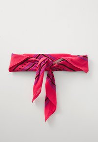 Rosa Schal mit einem gemusterten Design, das diagonale Streifen in Violett und Schwarz zeigt. Er ist leicht und hat geknotete Enden.