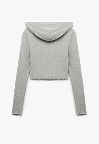 Grijze cropped hoodie gemaakt van zachte stof met een capuchon, lange mouwen en een golvende onderrand. Eenvoudig, minimaal ontwerp zonder extra graphics.