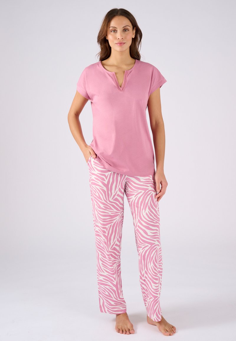 Top de algodón rosa de manga corta con escote en V y detalles de encaje, combinado con pantalones de rayas de cebra en blanco y rosa, que presentan un corte relajado.