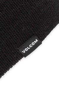 Schwarze Strickmütze mit strukturierter Oberfläche. Ausgestattet mit einem gestickten weißen "VOLCOM"-Label auf einem schwarzen Stofftag.