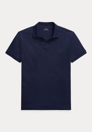 Μπλε μπλουζάκι πόλο, κοντά μανίκια, απαλό βαμβακερό ύφασμα, πατιλέτα με δύο κουμπιά, κεντημένο λογότυπο στο αριστερό στήθος, κλασική εφαρμογή, καθαρές άκρες.