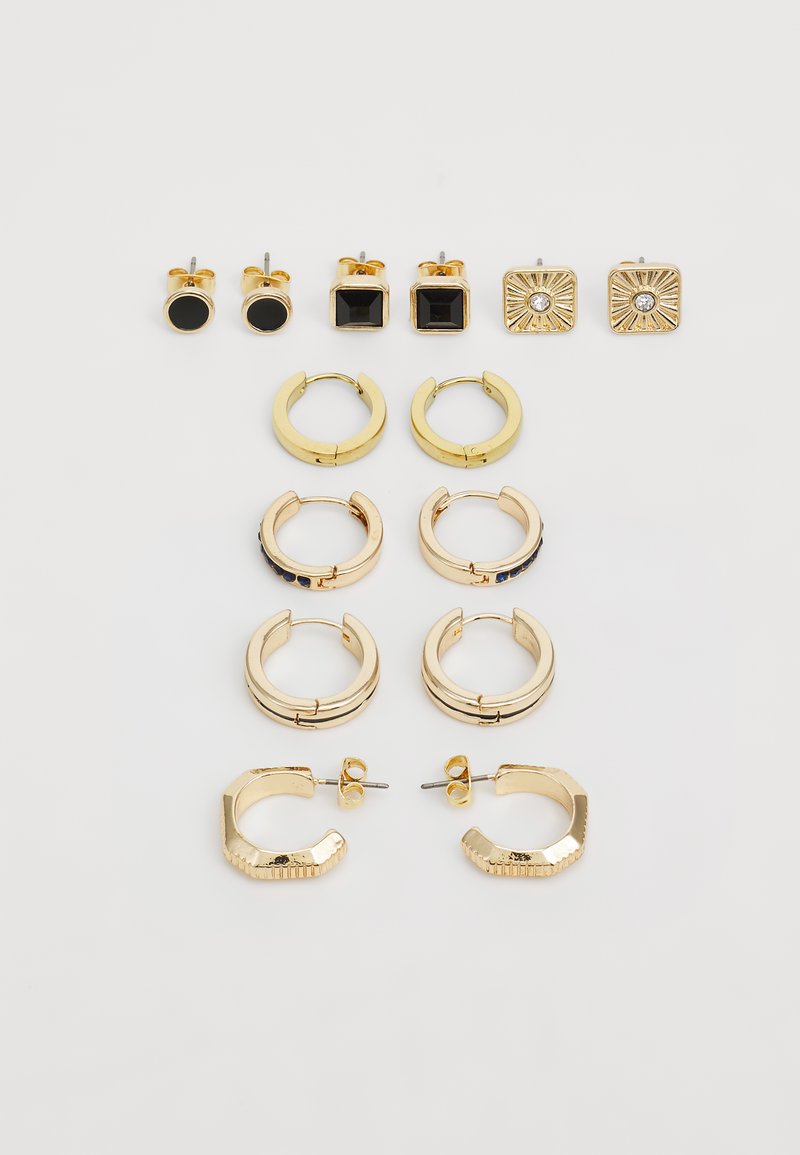 Conjunto de brincos em ouro com vários estilos: dois pares de brincos de pérola com detalhes pretos, múltiplos argolas e meia-argolas texturizadas.