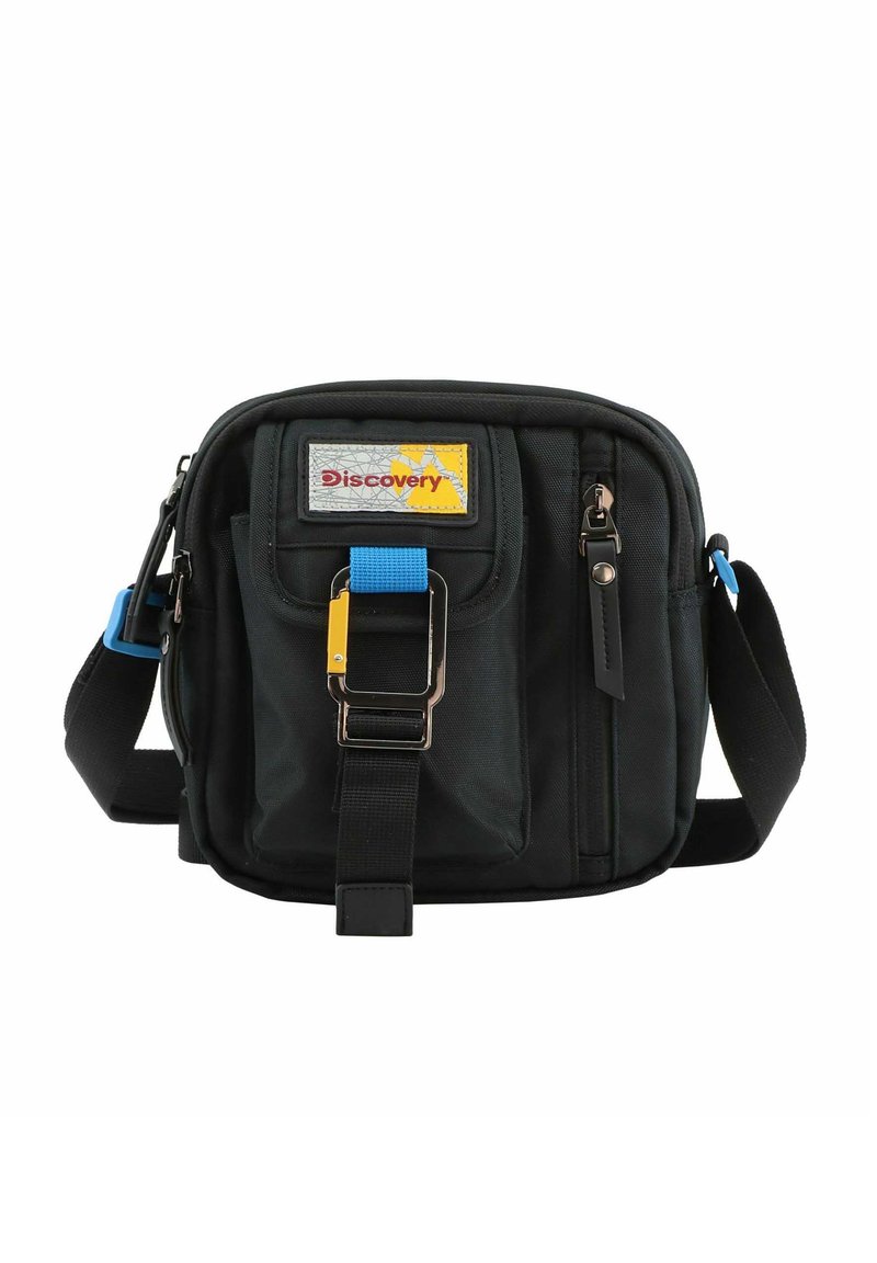 Borsa a tracolla nera in nylon con tasca frontale, accento della cintura blu, una grande fibbia e una toppa rettangolare con dettagli gialli e rossi.