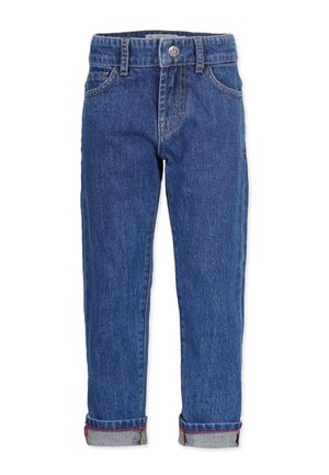 Jeans di denim blu per bambini, con tasche frontali, passanti per cintura, bottone in metallo e risvolti che mostrano il dettaglio delle cuciture rosse.