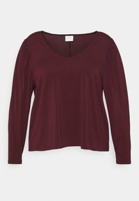 Burgundy pitkähihaine paita, jossa on V-pääntie, pehmeä kangas ja poimutukset olkapäillä, rento muotoilu ja suora helma.