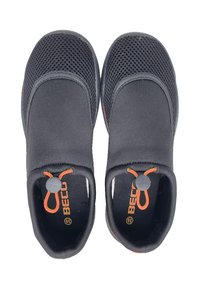 Une paire de chaussures noires à enfiler avec des embouts en maille et des accents orange, montrées de dessus sur un fond blanc.
