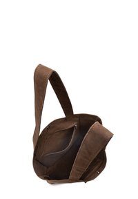 Borsa a tracolla in suede marrone con una sola tracolla, dotata di una tasca con zip interna e una finitura morbida e testurizzata. Design con apertura superiore.