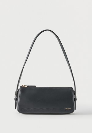 Sac à bandoulière rectangulaire en cuir noir avec fermeture éclair dorée et petit logo "HUGO" doré sur le devant, doté d'une sangle réglable avec boucle.
