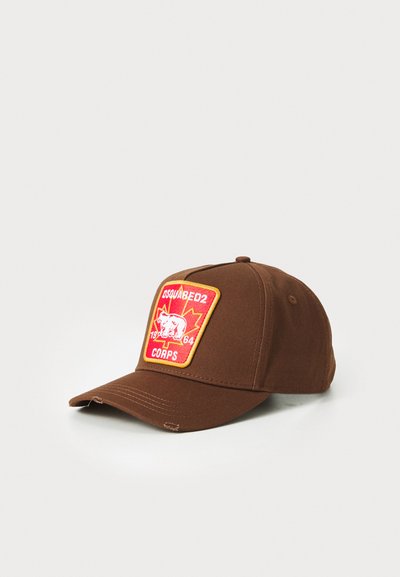 Cappellino da baseball in cotone marrone con una toppa raffigurante un orso e una foglia d'acero, evidenziato da accenti rossi e gialli.