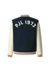 Mornarsko modra in smetana varsity jakna z belim napisom "PJL 1973" na hrbtni strani, rebrast ovratnik, manšete in rob z rdečimi črtami.
