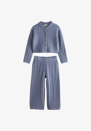Blåt strikket todelt sæt med knappet kort cardigan og matchende bukser med vidde ben, med kabelstrikmønster over det hele.