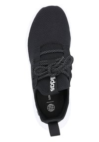 Zapatilla deportiva negra con parte superior de malla texturizada, entresuela blanca contrastante y cordones negros. Presenta un logotipo en la lengüeta y en la pestaña del talón.