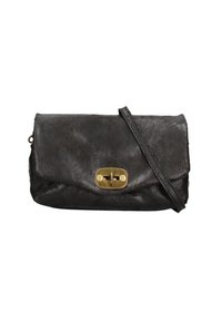 Clutch in pelle nera con texture liscia, forma rettangolare e chiusura in ottone. Include una tracolla rimovibile per maggiore versatilità.