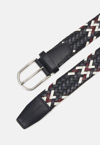 Cintura in pelle intrecciata caratterizzata da colori nero, bianco e bordeaux; fibbia in metallo argentato; finitura texturizzata; punta finale in pelle nera solida.