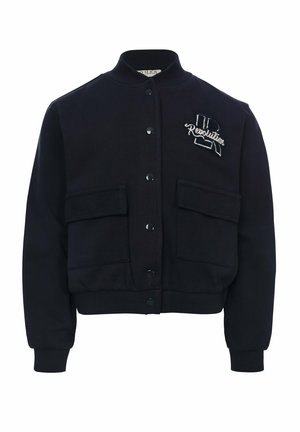 Marineblauwe bomberjack van een katoenmix, met een geribbelde kraag, drukknoopsluiting, twee voorzakken en geborduurde "Revolution" details.