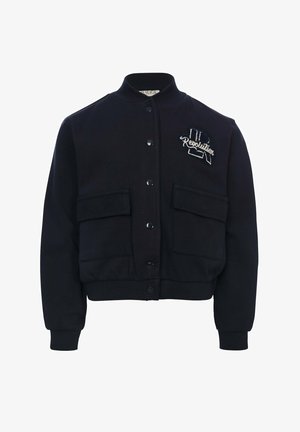 Marineblauwe bomberjack van een katoenmix, met een geribbelde kraag, drukknoopsluiting, twee voorzakken en geborduurde "Revolution" details.