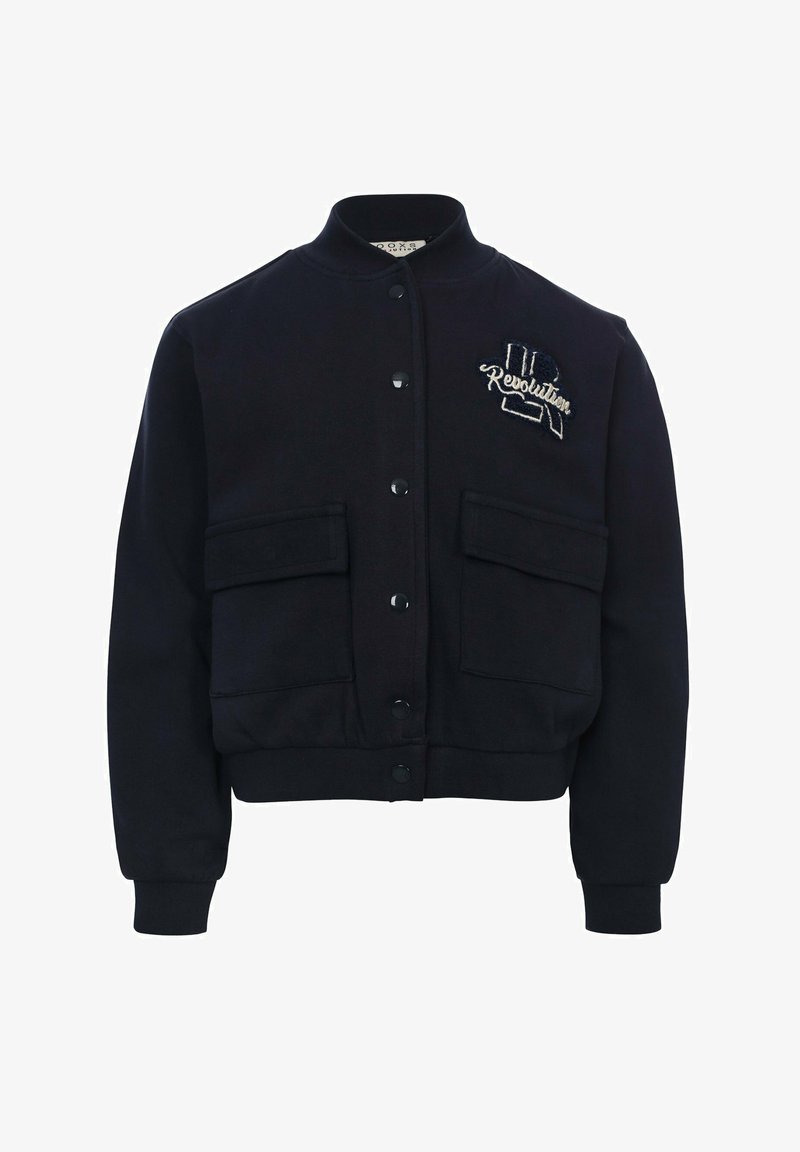 Marineblauwe bomberjack van een katoenmix, met een geribbelde kraag, drukknoopsluiting, twee voorzakken en geborduurde "Revolution" details.
