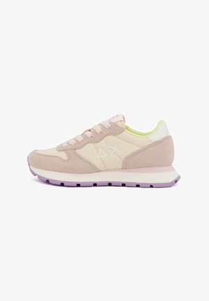Sneaker in suede e mesh rosa chiaro con suola lavanda, caratterizzata da un logo e dettagli bianchi, punta tonda e chiusura con lacci.
