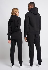 Tommy Hilfiger LOGO HOODIE - Sweatshirt com capuz - black