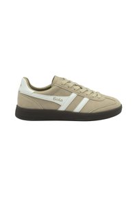 Beige suède sneakers met witte strepen en branding, een gestructureerd oppervlak, ronde neus en een donkere rubberen zool. Lichtgewicht, casual ontwerp.
