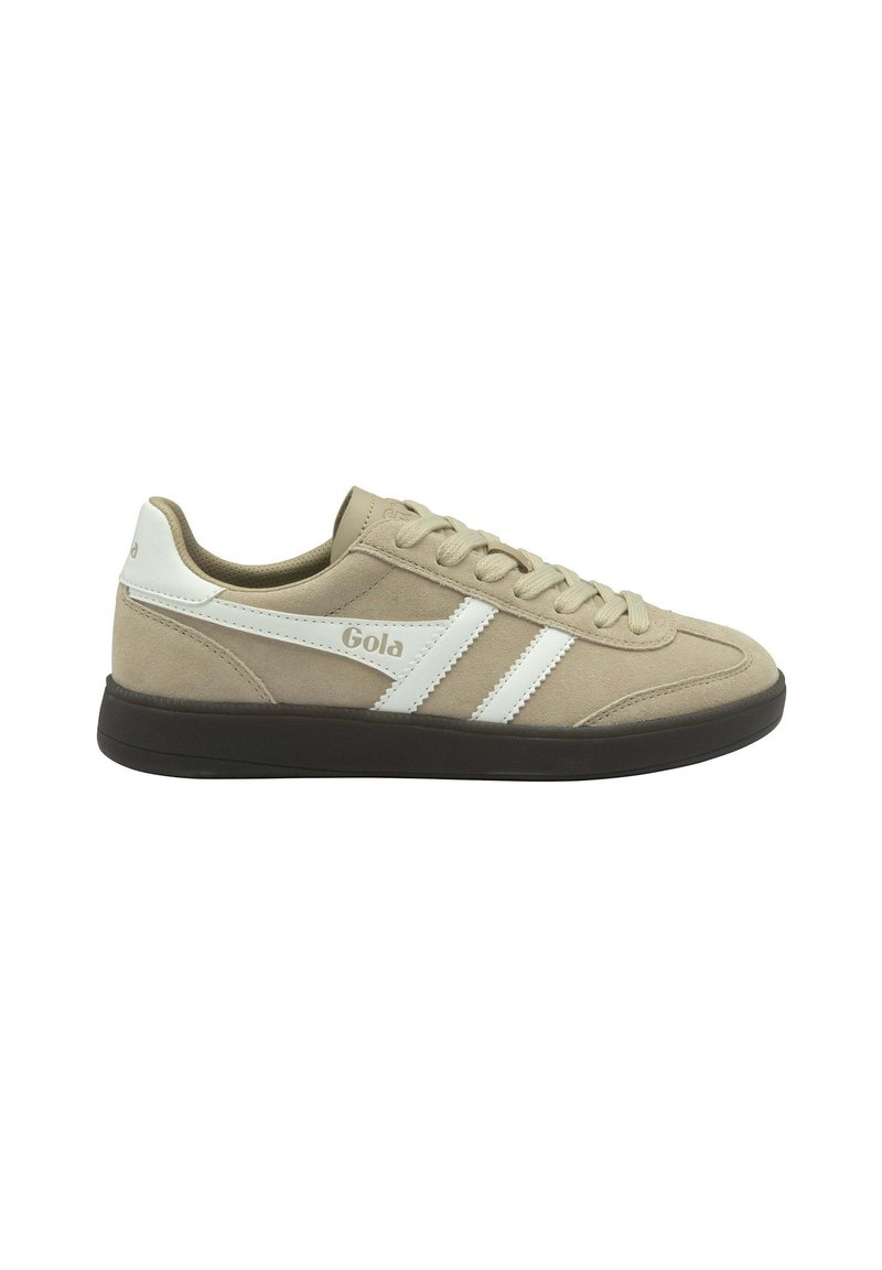 Beige suède sneakers met witte strepen en branding, een gestructureerd oppervlak, ronde neus en een donkere rubberen zool. Lichtgewicht, casual ontwerp.
