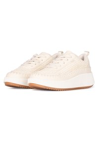Sneakers chunky bianchi con una tomaia in rete texturizzata, punta rotonda e una suola spessa con scanalature. Presentano lacci tonali e un tassello alla caviglia.