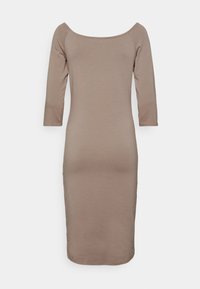 Vestido castanho, ajustado, feito de um tecido macio e elástico. Apresenta mangas de três quartos e um decote largo, à off-the-shoulder.