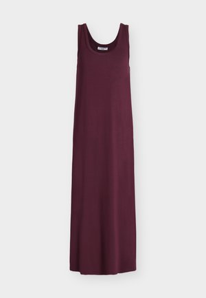 Μακρύ μοβ φόρεμα χωρίς μανίκια με στρογγυλή λαιμόκοψη, απαλό ύφασμα και χωρίς ορατά σχέδια ή διακοσμητικά σε μονόχρωμο φόντο.