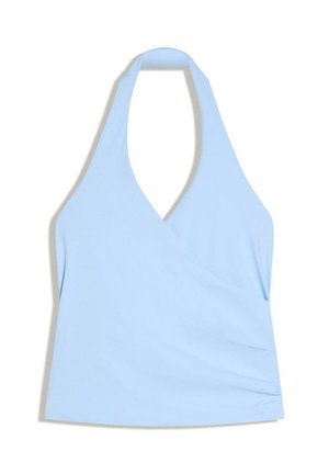 Světlomodrý tílko na zavazování za krk s hlubokým výstřihem do V a mírně nařaseným detailem na straně, zobrazeno na bílém pozadí.