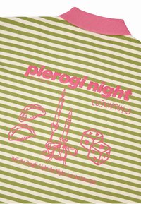 Zeleno-kremasta črtasta majica s svetlo roza motivi pierogov, svečnikov in kock. Rebrast roza ovratnik, priložnostni dizajn.