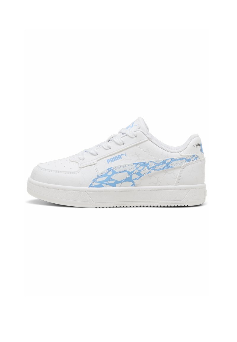 Fehér sneaker, texturált felülettel, világoskék kiegészítővel mintázattal, fűzős kialakítással és tömör gumitalppal.