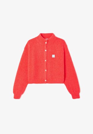 Cárdigan de punto rojo texturizado con mangas largas, cuello con solapa y una fila de botones blancos en la parte delantera; incluye un parche con logo azul.